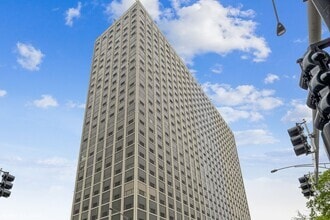 Building Photo - 4343 N Clarendon Ave