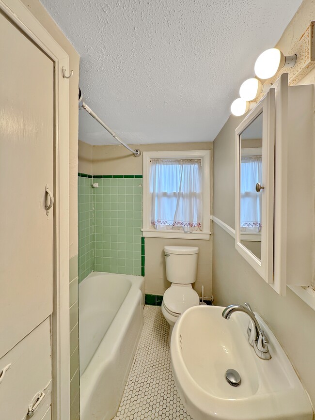 Photo - 2014 Lowerline St Apartment