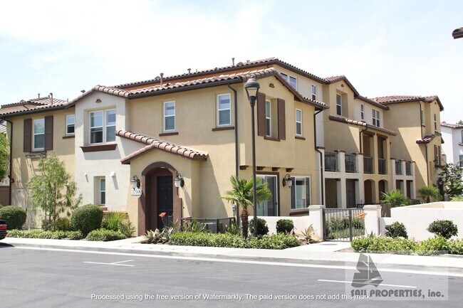Building Photo - Beautiful Upgraded 3 Bd 3.5 Bth w/Large Bo...