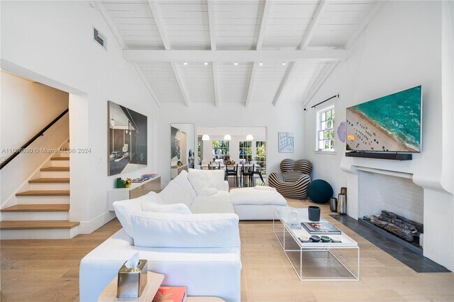 Building Photo - 3747 Royal Palm Ave