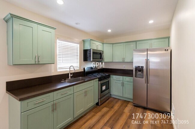 Building Photo - 2BR w/ Private Patio!
