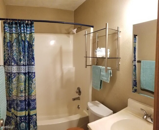 Building Photo - 1 br, 1 bath Apartment - 525 W H St Apt 4