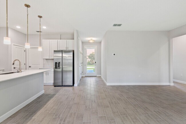 Foto del edificio - Brand-new construction home with modern de...