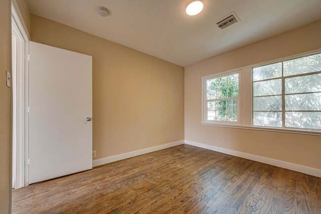 Building Photo - Charming & Convenient Living in the Heart of Downtown Las Vegas