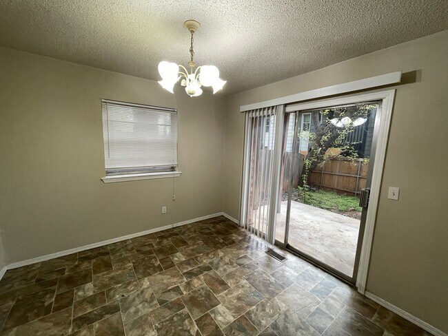 Foto del edificio - 3 bed 3 bath 2 story duplex Close to dinin...