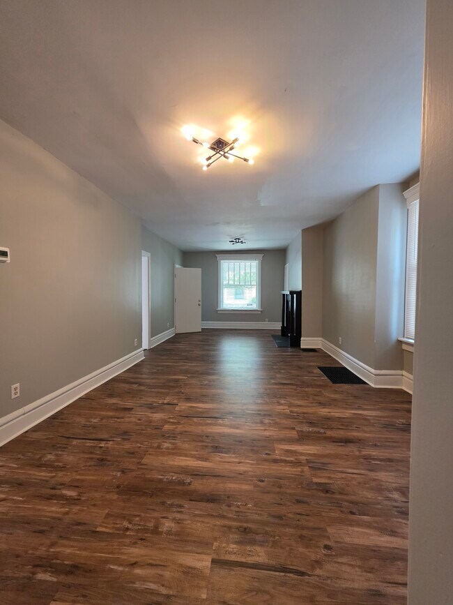 Living room - 220 E Oakland Ave