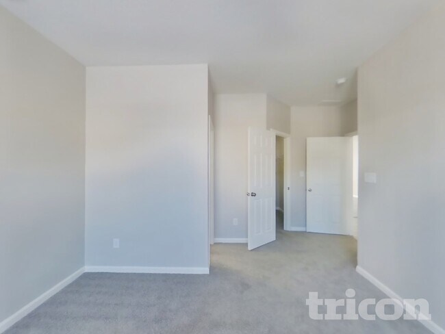 Building Photo - 5367 Shamus Dr