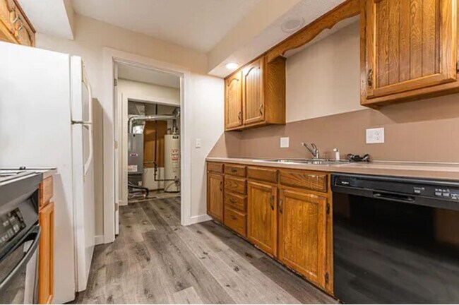 Building Photo - 613-615 E Redwood