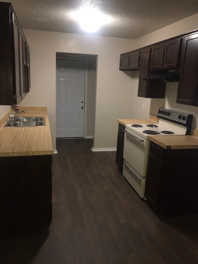 Building Photo - Wonderful Duplex in Saginaw!