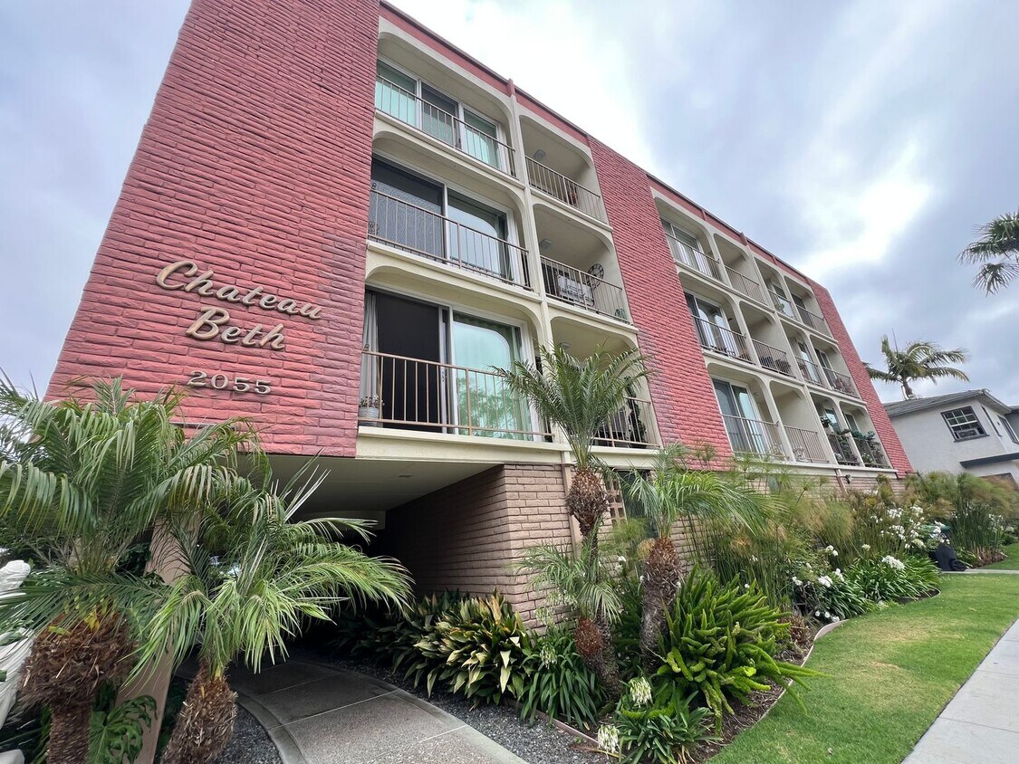 Primary Photo - Top Floor 1 Bedroom Bixby Park Top Floor C...