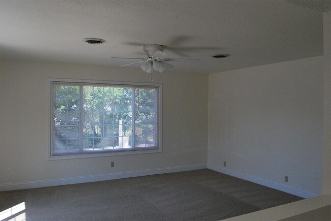 Building Photo - 618 E Campus Dr