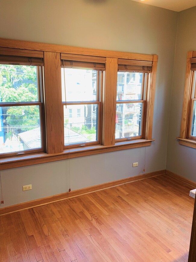 Building Photo - 1310 W Cornelia Ave