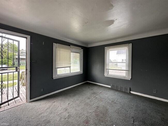 Foto del edificio - 3 br, 1 bath House - 14383 Maddelein St