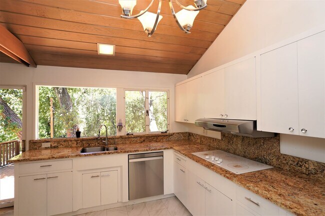 Building Photo - Beautifully Maintained Home in Great Sarat...