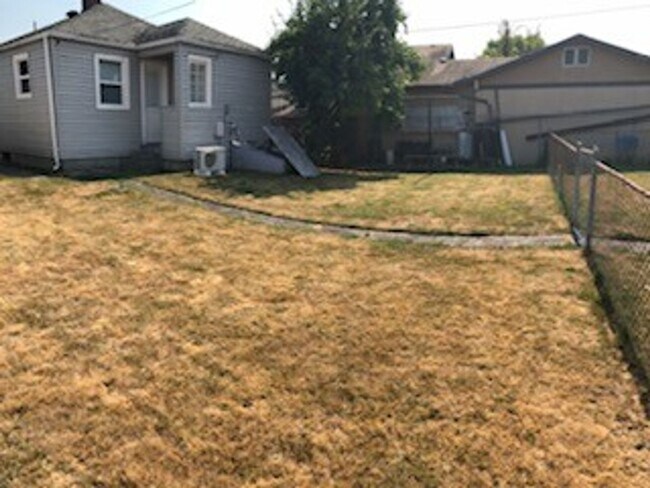Building Photo - Charming 1 Bedroom Cottage in Quiet Neighb...