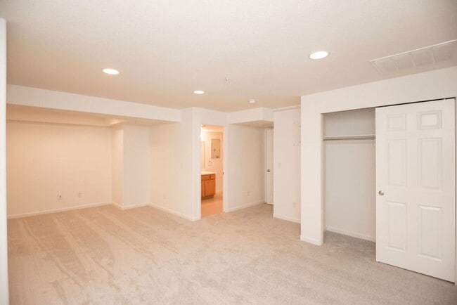 Building Photo - 2850 Kansas Dr