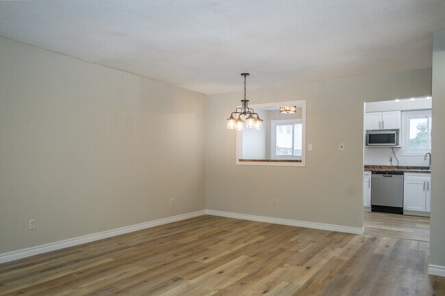 Photo du bâtiment - MODERN THREE BEDROOM CONDO TOWNHOME CLOSE TO WHITEOAKS MALL
