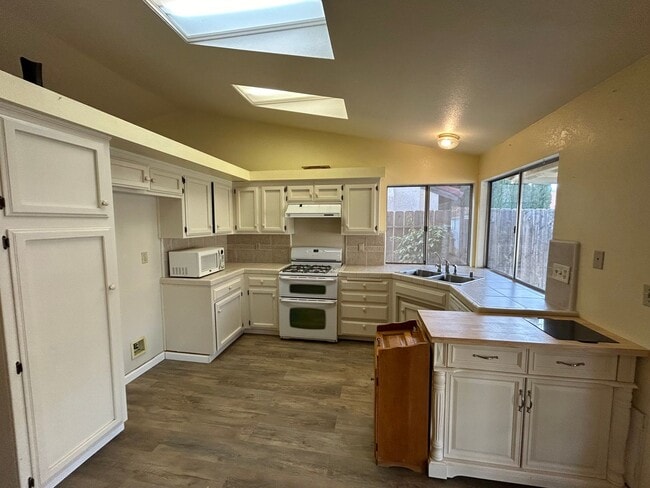 Foto del edificio - Cute 3 Bed/2 Bath Home in Oildale w/ Solar, RBP & $0 Deposit Option