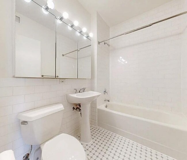 Building Photo - Washington Street