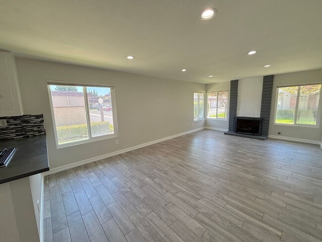 Building Photo - Upgraded 2 Bedroom Condo available in Cypress