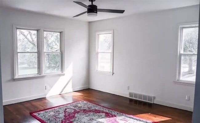 Foto del edificio - Spacious Three Bedroom Available Now!