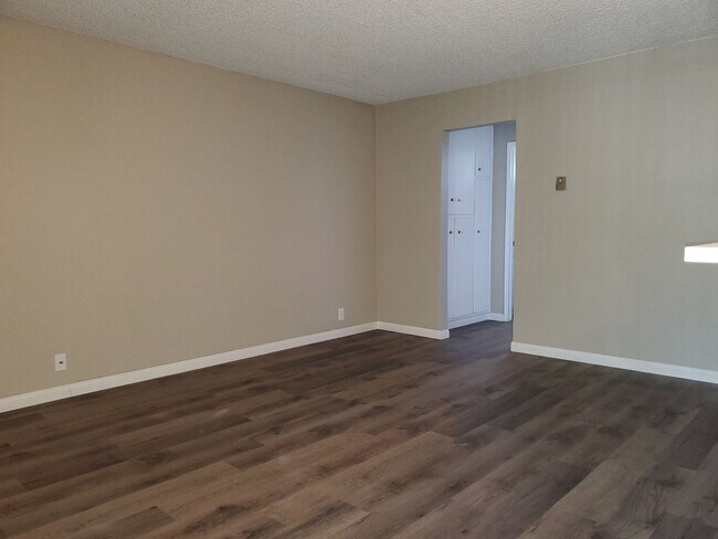 Building Photo - Spacious 1 Bedroom 1 Bath Upstairs Apartment