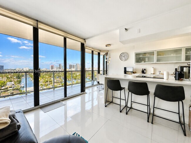 Foto del edificio - 3640 Yacht Club Dr