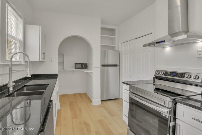 Building Photo - 2667 Myra St