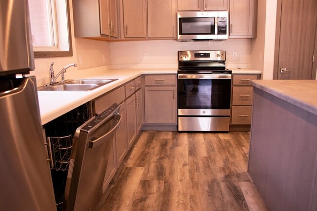 Building Photo - Spacious 2 Bed Southside Townhome!