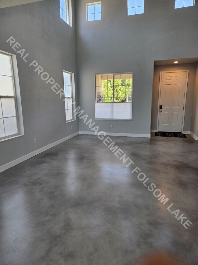 Building Photo - Well Maintained 4 Bedroom 2.5 Bathroom Spl...