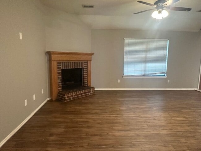 Building Photo - Spacious 4 bd, 2 bath - Converted garage f...