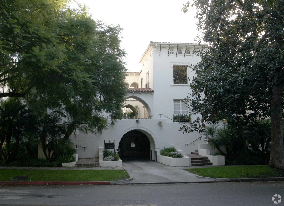 Primary Photo - El Pasadero