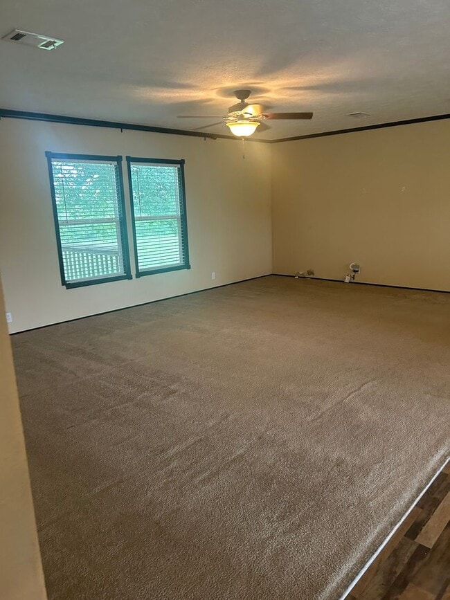 Building Photo - Nice 4 bedroom, 2 bath home with beautiful...