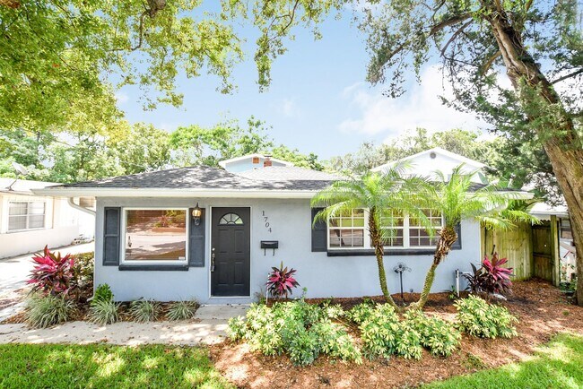 Foto del edificio - Charming 4/2 Colonial Town North Home with Oversized Fenced Yard