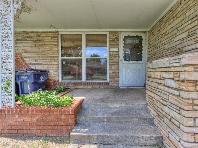 Building Photo - 2104 SW 68th St