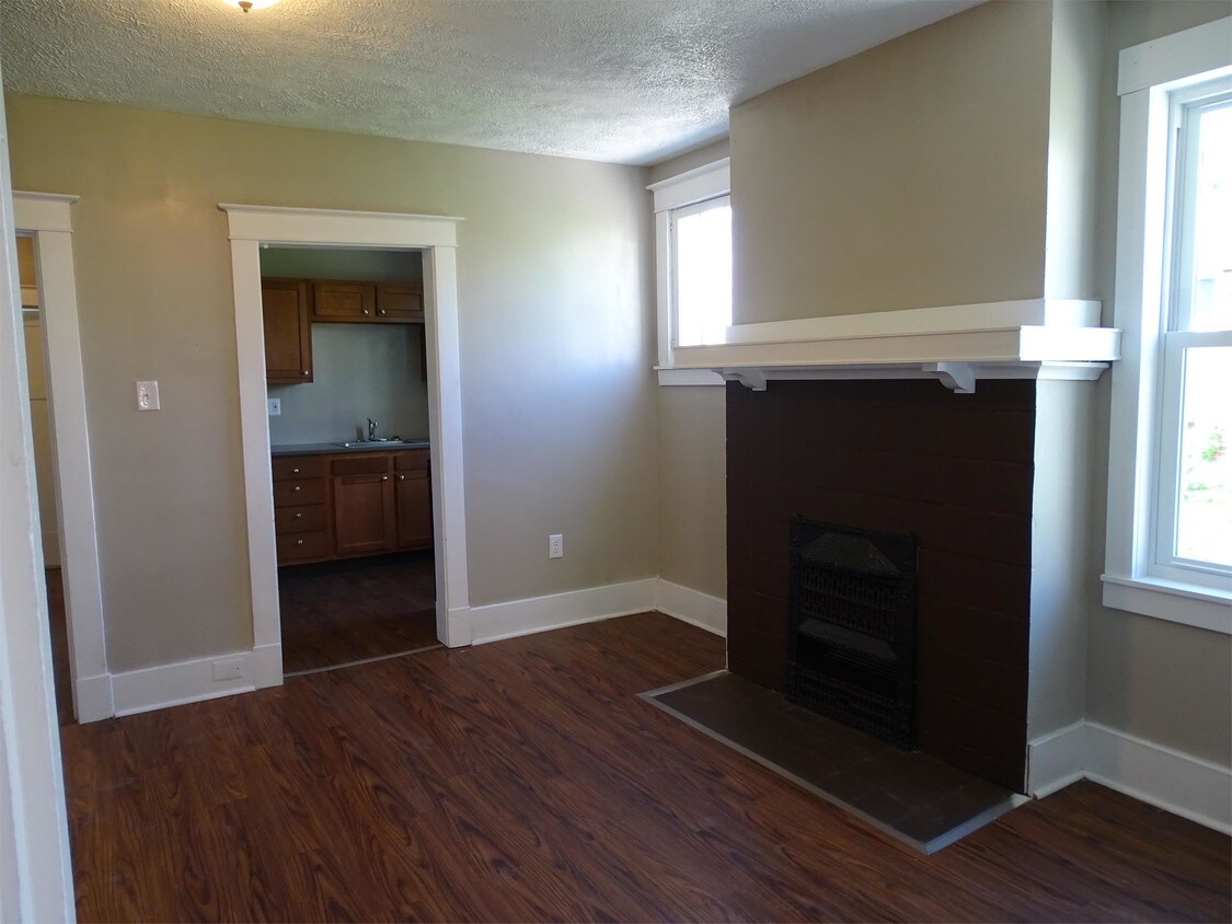Primary Photo - 311 W Burgess St