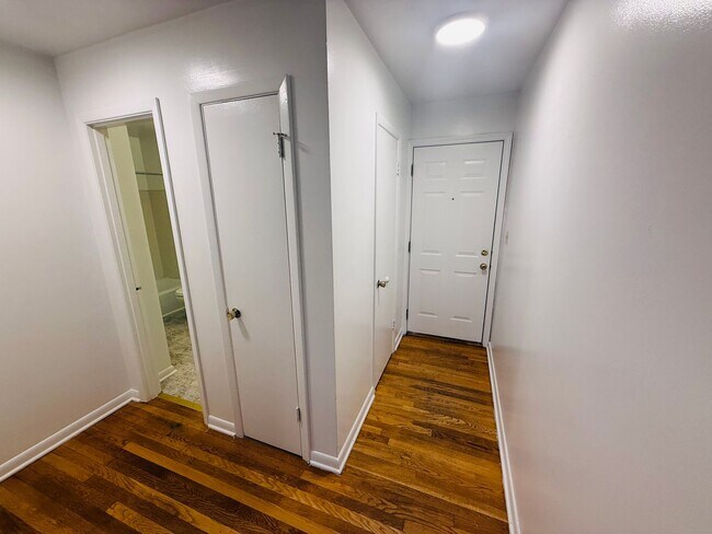 Building Photo - 1 Bedroom, 1 Bath Apartment