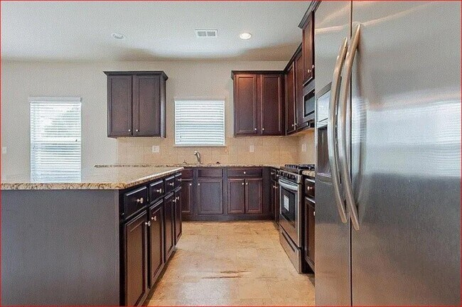 Foto del edificio - 2508 Fallenleaf Ct NE
