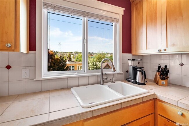 Foto del edificio - Spacious East Queen Anne Town Home- short walk to Fremont