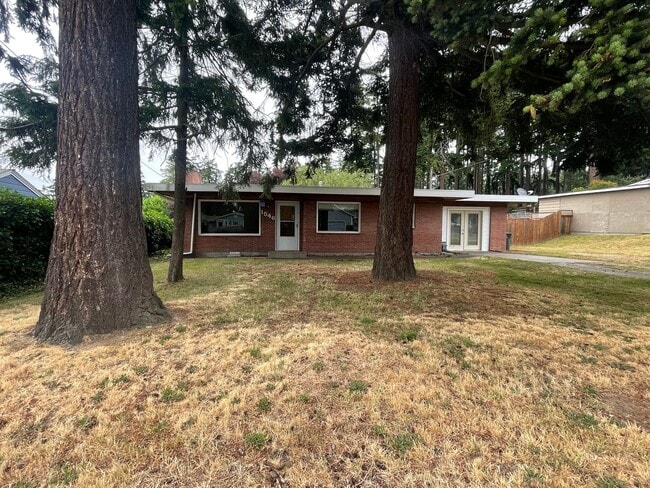 Building Photo - --APPLICATION PENDING--   Comfortable and well-located, this 3-bedroom, 1.5-bath single-family ho...