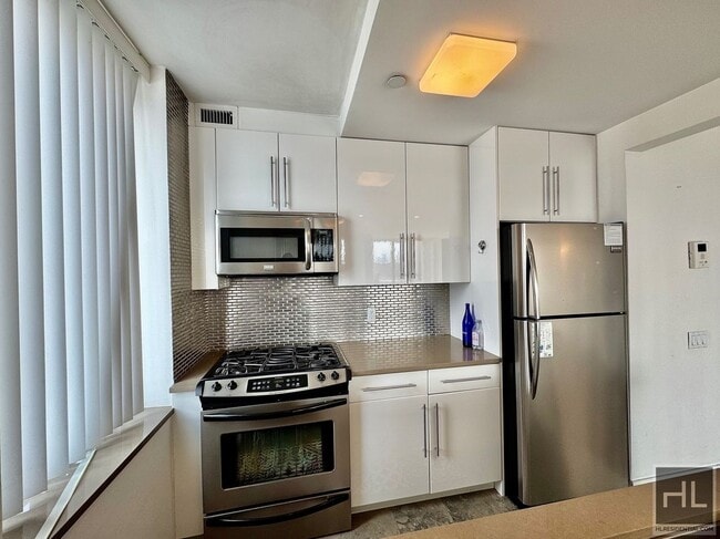 Building Photo - Large 2 bed 2 bath with two private outdoo...