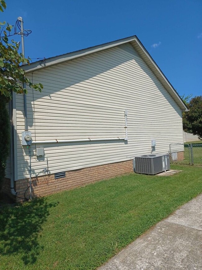 Building Photo - 3 Bedroom 2 Bathroom Home!!