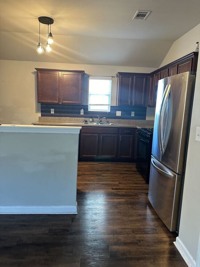 Building Photo - Stylish 4BR/2BA Home with Garage & Privacy Fence