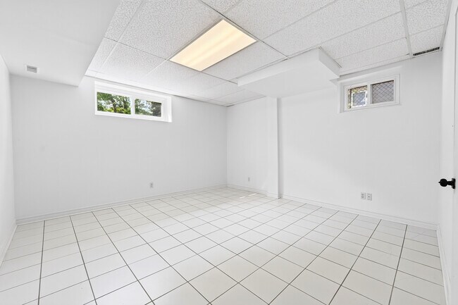 Building Photo - 402 Kingston Rd