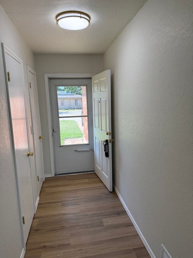 Foto del edificio - Brand new appliances, flooring, paint, and...