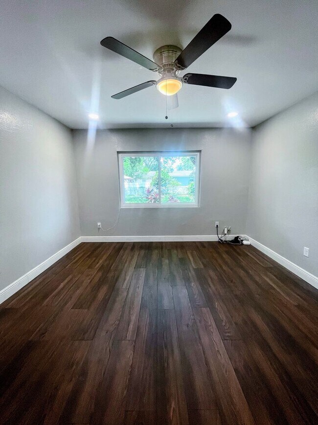 Building Photo - Stylish 3-Bedroom Bungalow Near Downtown Tampa - AVAILABLE ON JULY 5TH