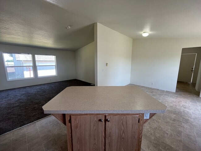 Foto del edificio - 3 bedroom, 2 bath Home in the Country, Available Now!
