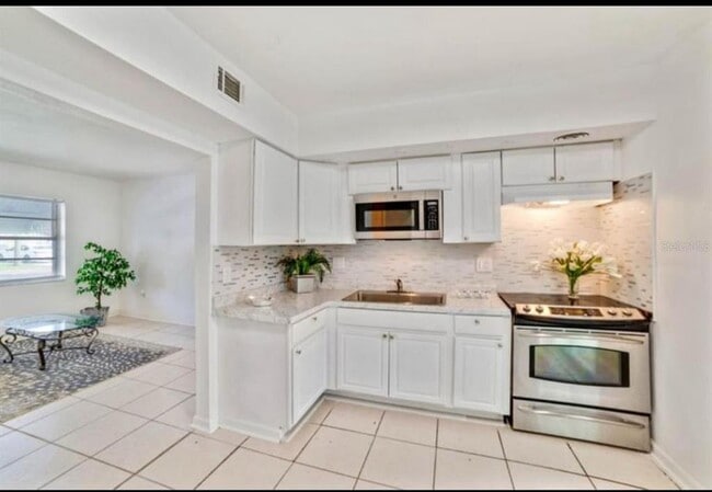 Building Photo - 7313 Royal Palm Dr