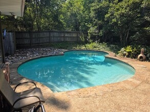 Building Photo - 307 Lakeside Dr