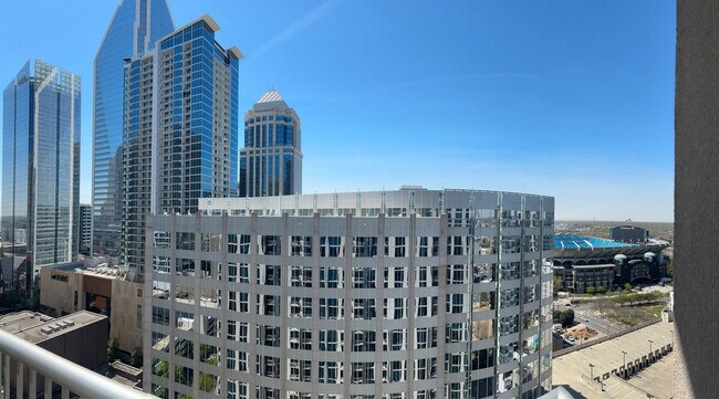 Foto del edificio - 300 S Church St